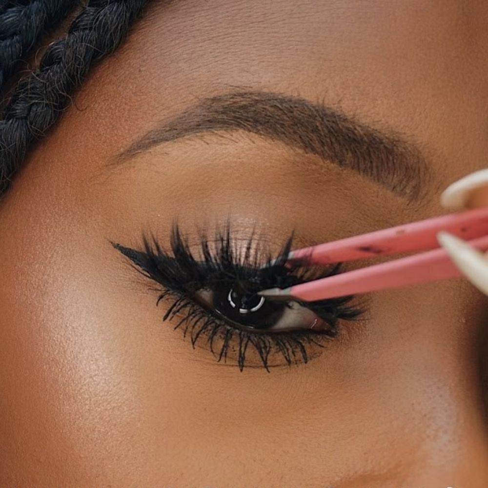 how-to-put-on-false-lashes