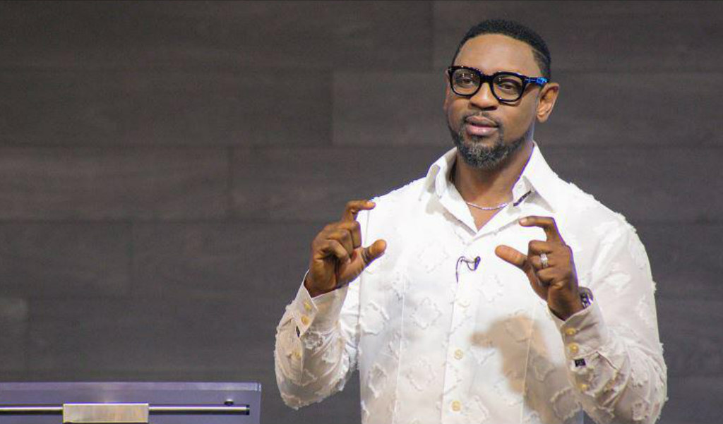 biodun-fatoyinbo-steps-down-coza-pastor-style-rave