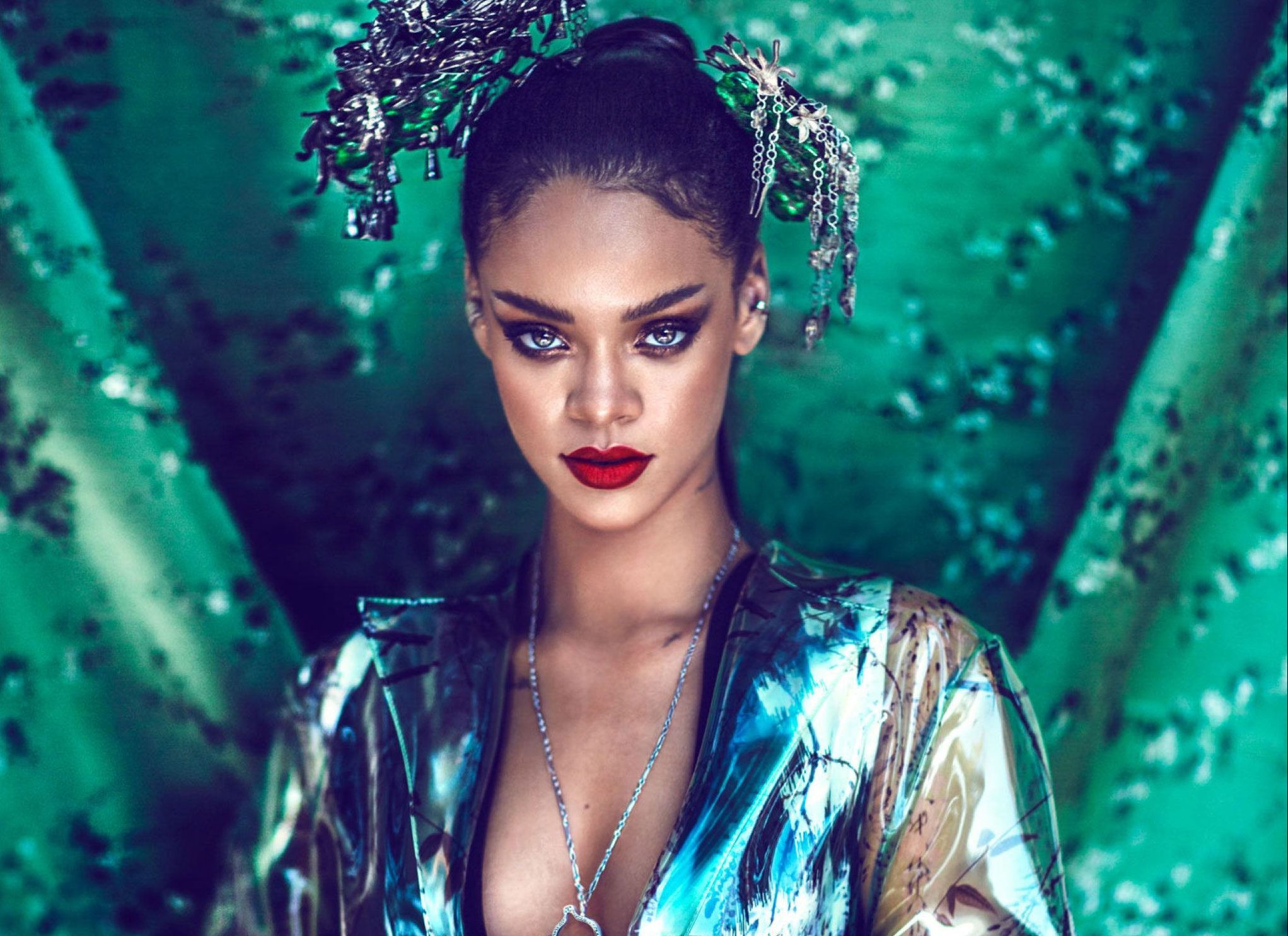 rihanna-releases-new-perfume-kiss-rihanna