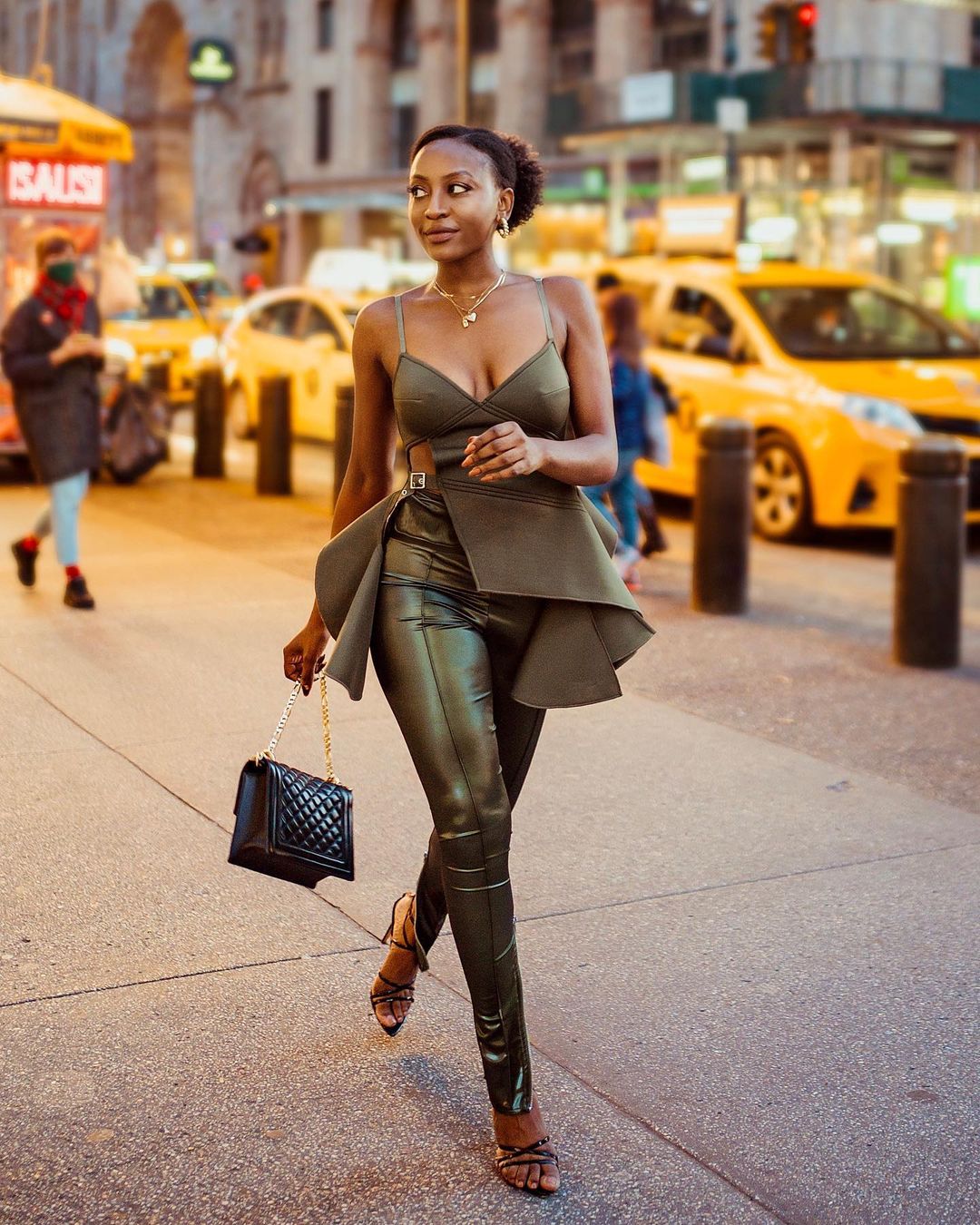 colors-that-go-with-olive-green-outfits