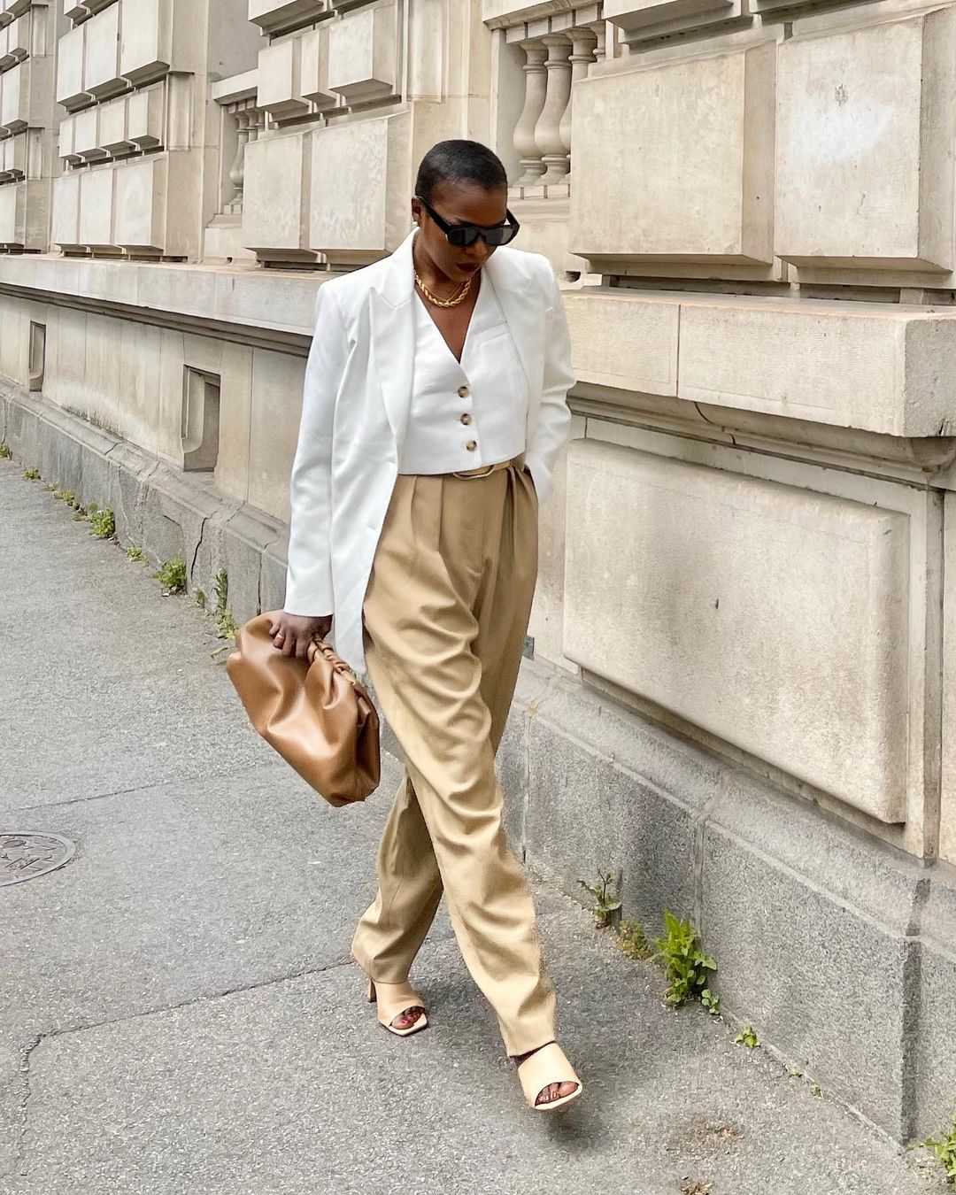 khaki-pants-50-french-girl-outfit-ideas-that-are-effortlessly-perfect-for-summer