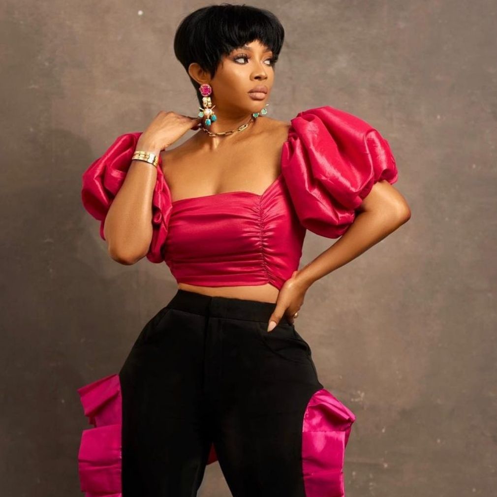 toke-makinwa-host-showmax-the-buzz