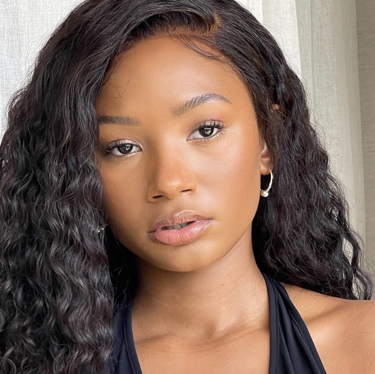 temi-otedola-black-woman-with-makeup-remover-for-glowing-skin