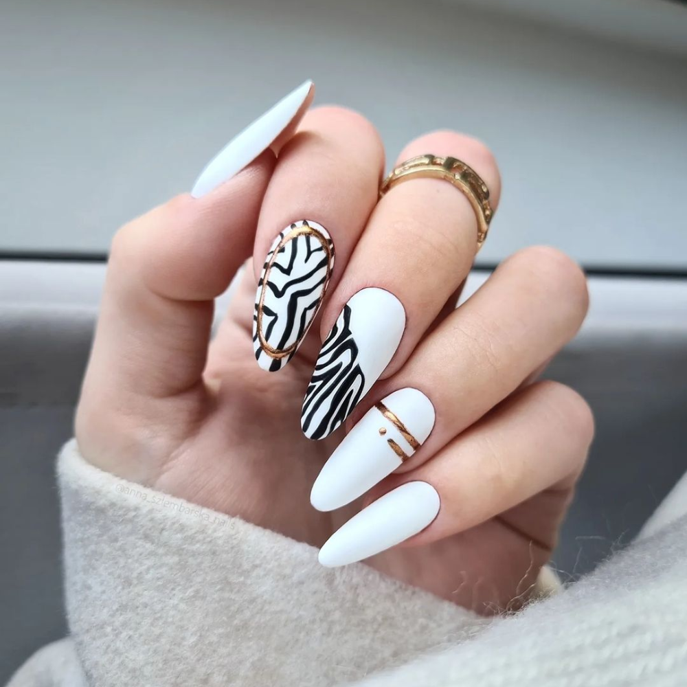 white-nails-acrylic-trend-manicure