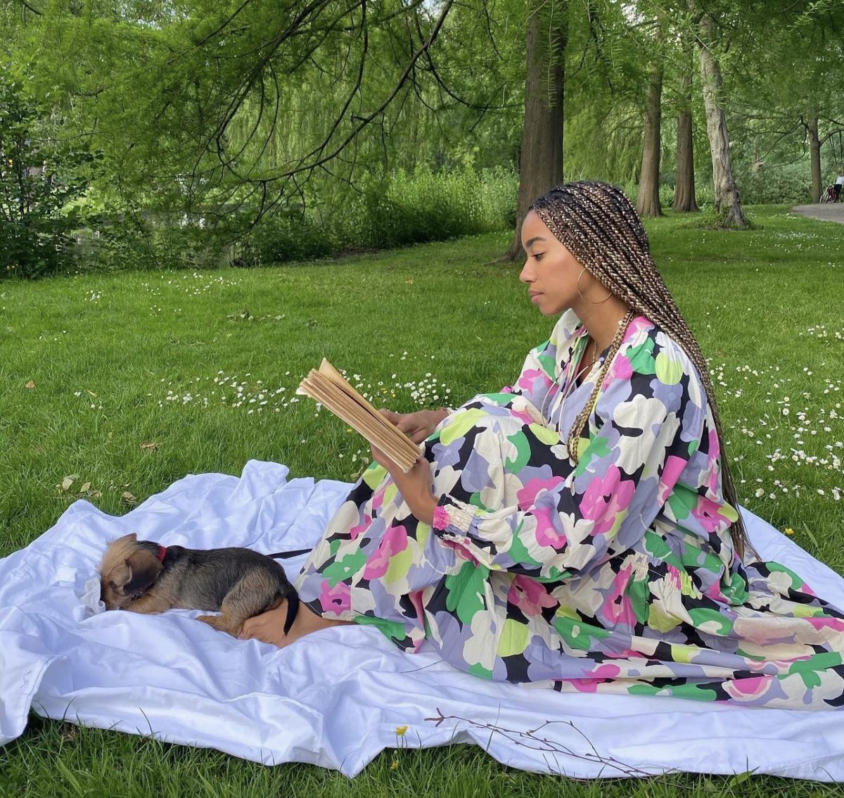 black-dutch-woman-shows-books-you-should-read-in-2022