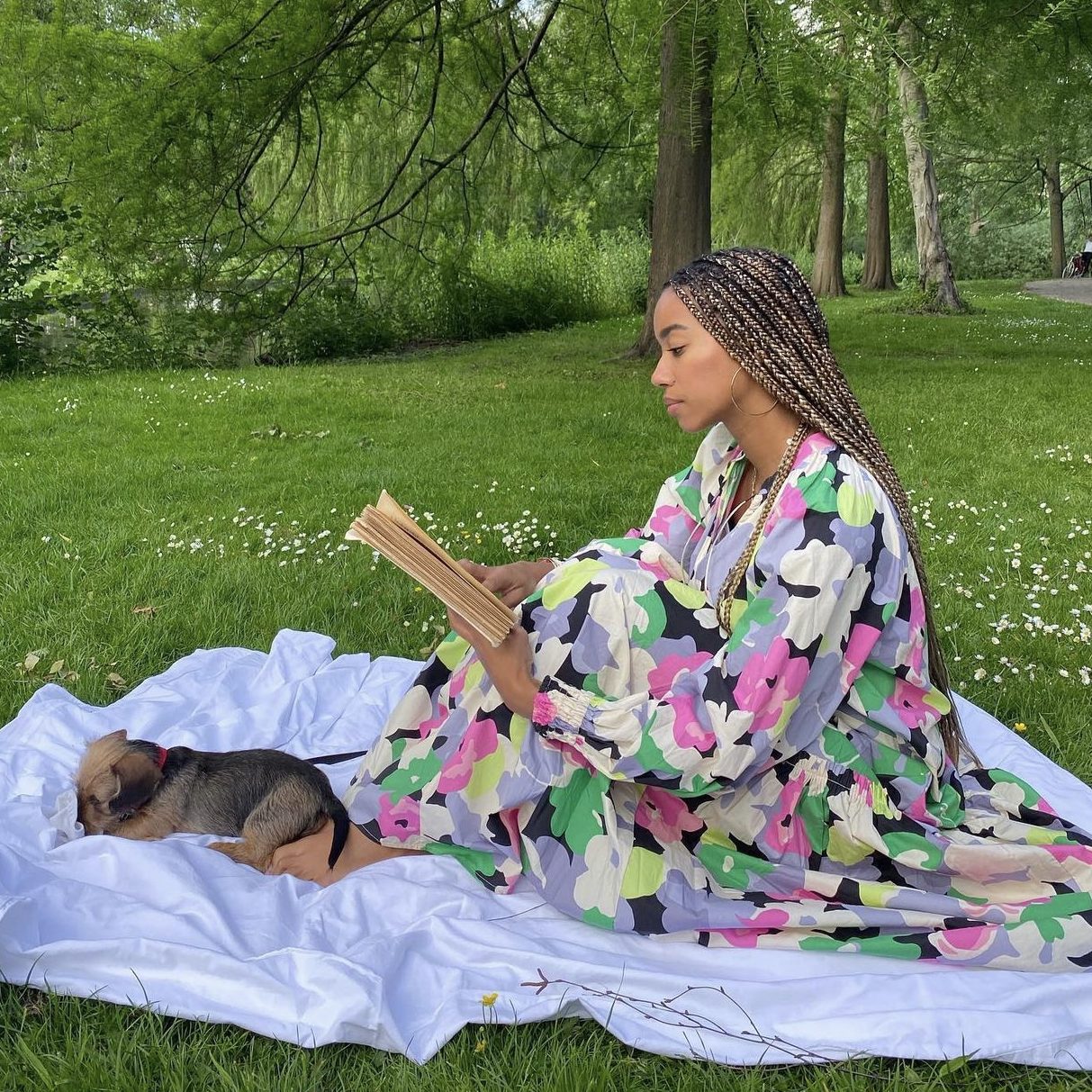 black-dutch-woman-shows-books-you-should-read-in-2022