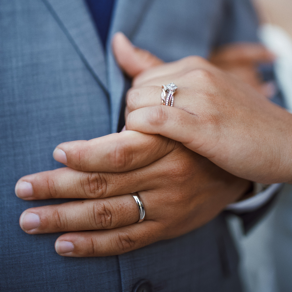 Which finger should men wear silver ring for good luck? |