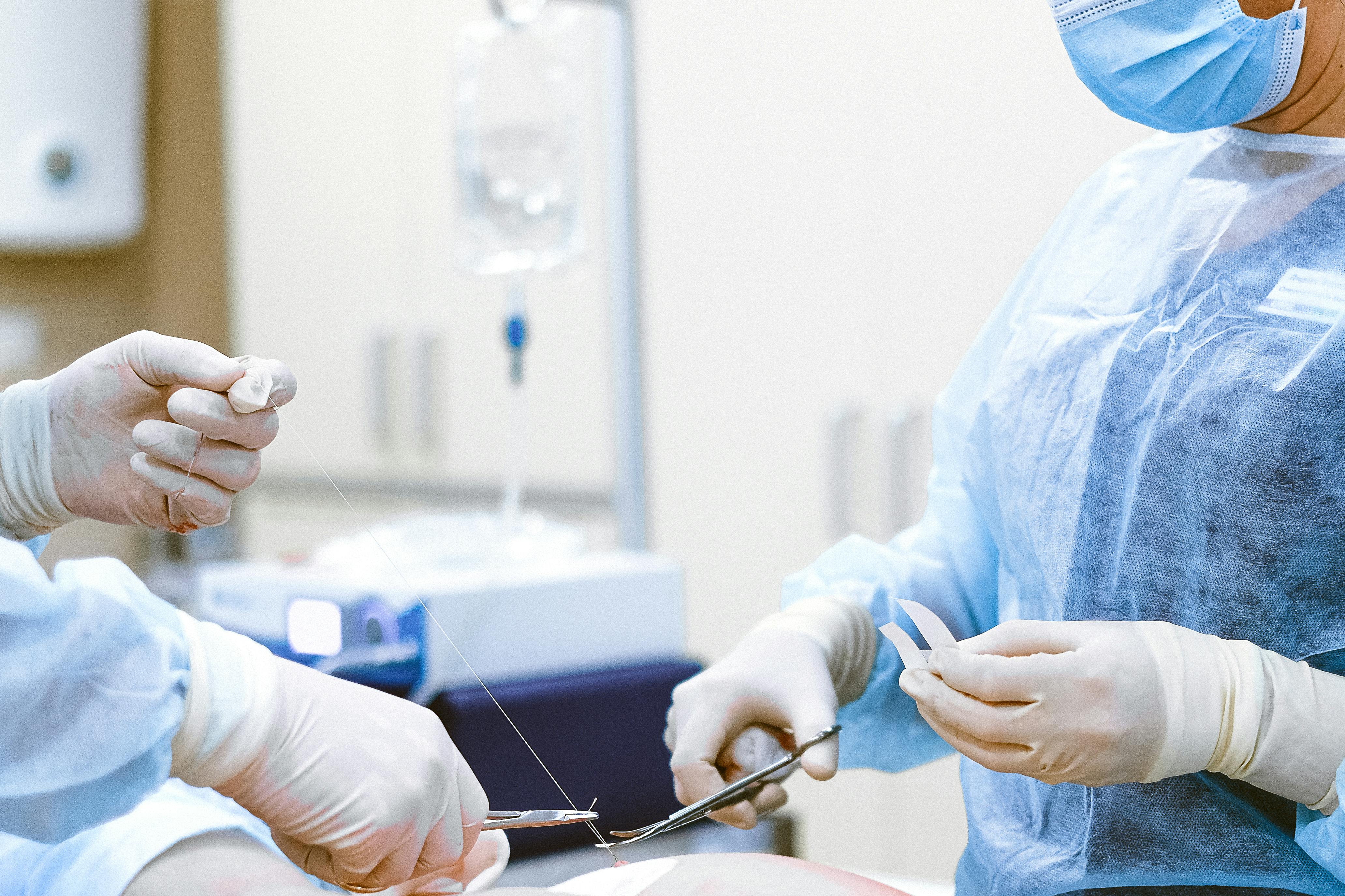 doctors conducting a tummy tuck process