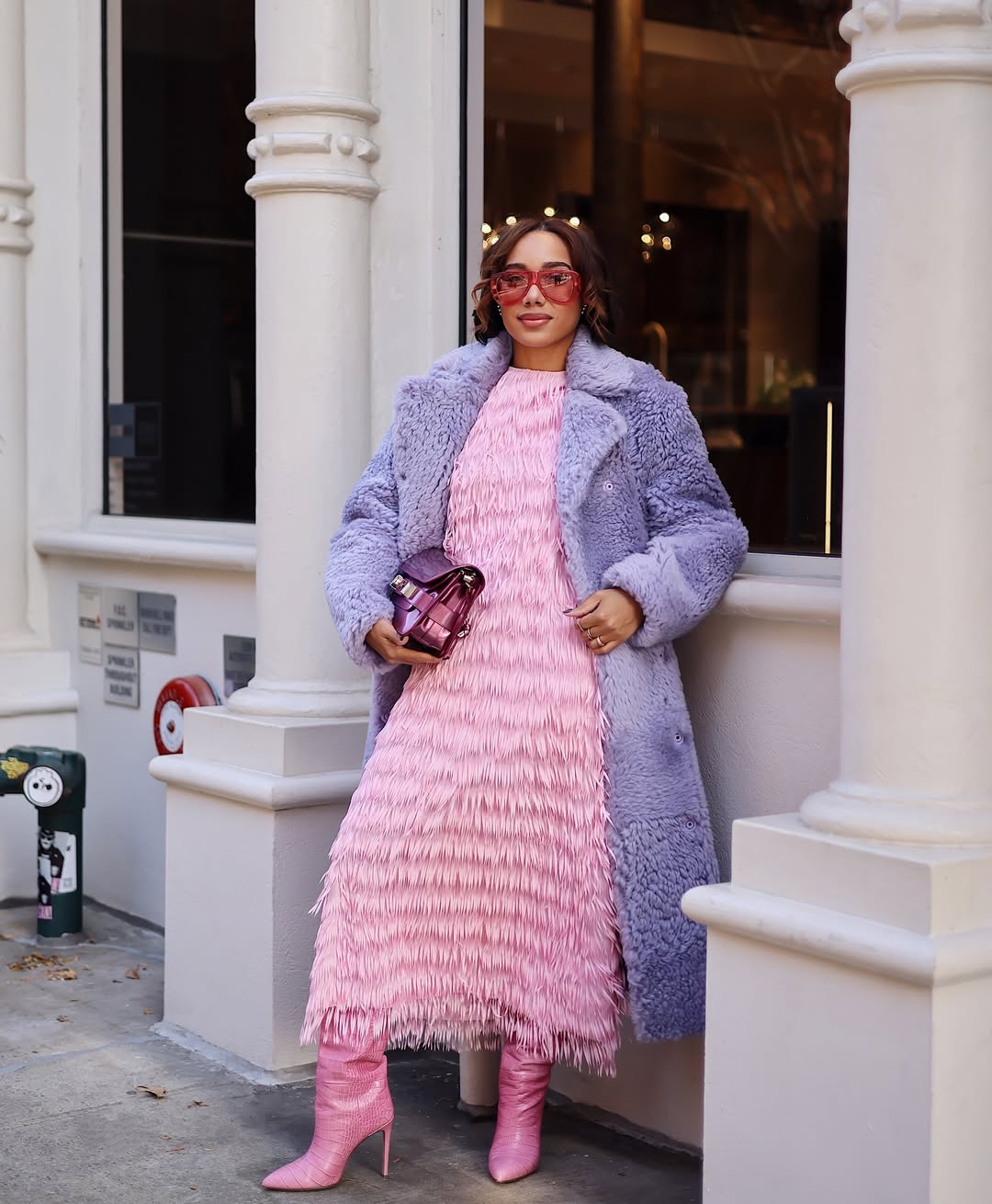 Женщина в равном скромном платье с мехом