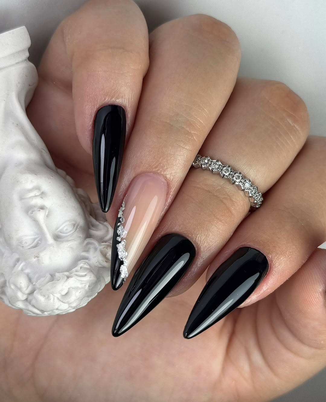 форма ногтей стилет