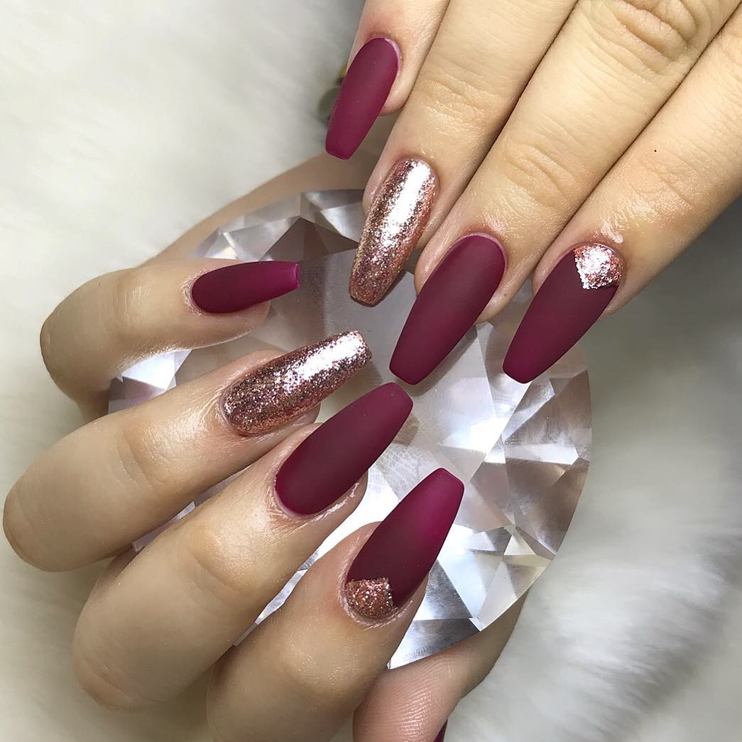 винно-красный осенний цвет ногтей