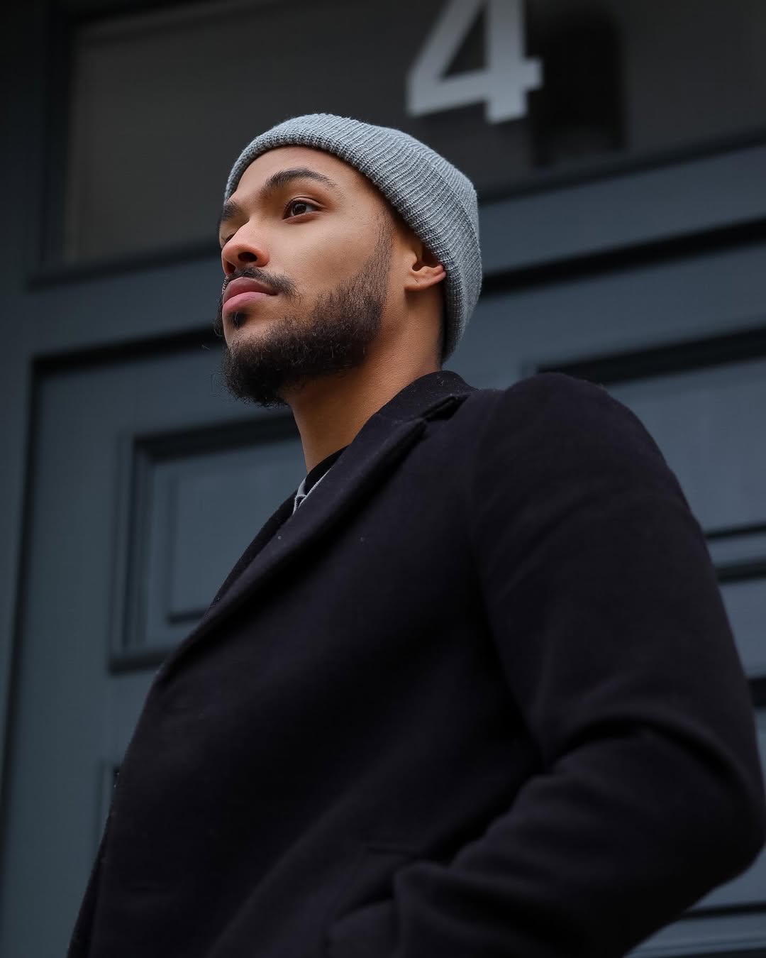 Комфортный мужской падение -показывает, как носить шапочки с покрытием экстерьера