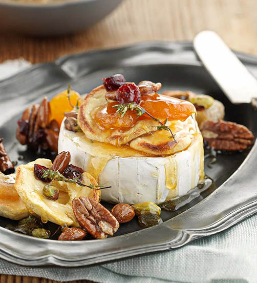 двойной запеченный бри с сиропом и орехами