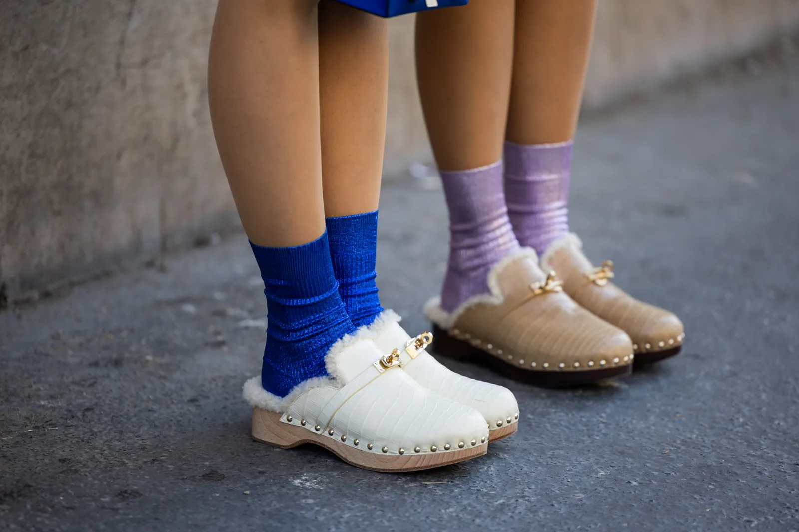 Современный затык женской редакционной съемки - тренер - носки против сравнения традиционных затычек