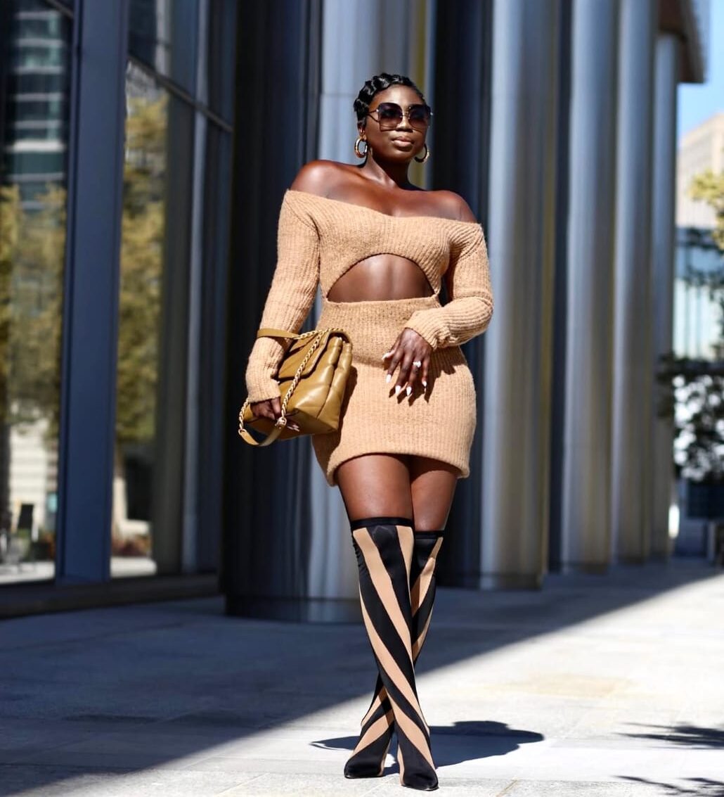 женщина в платье-свитере и полосатых осенних сапогах