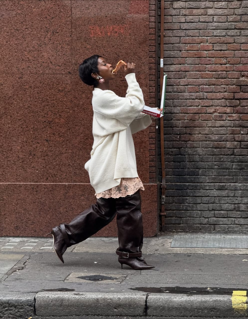 женщина в огромных осенних ботинках и кардигане