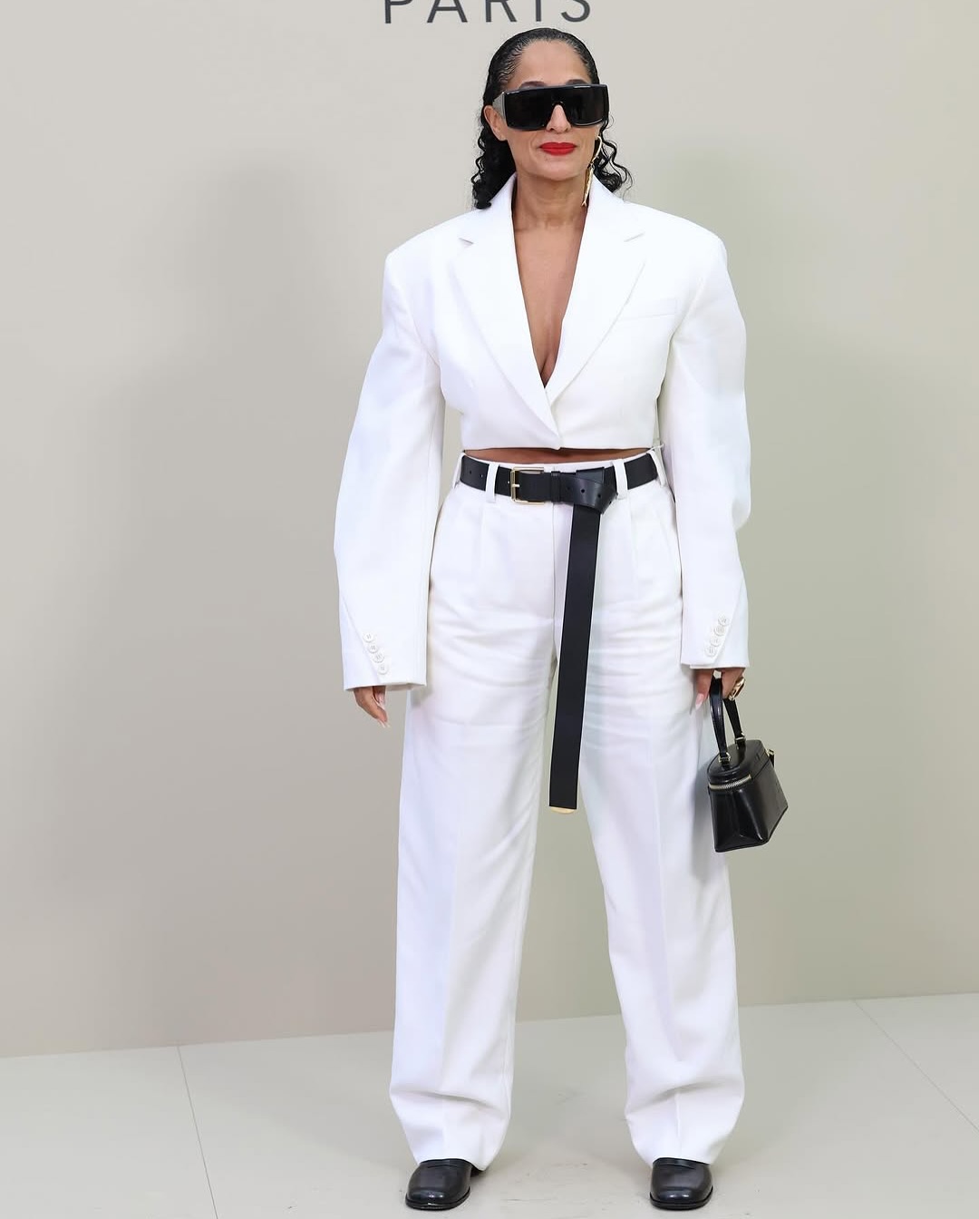 Трэйси Эллис Росс носит беспомощную элегантность на шоу Givenchy в Париже