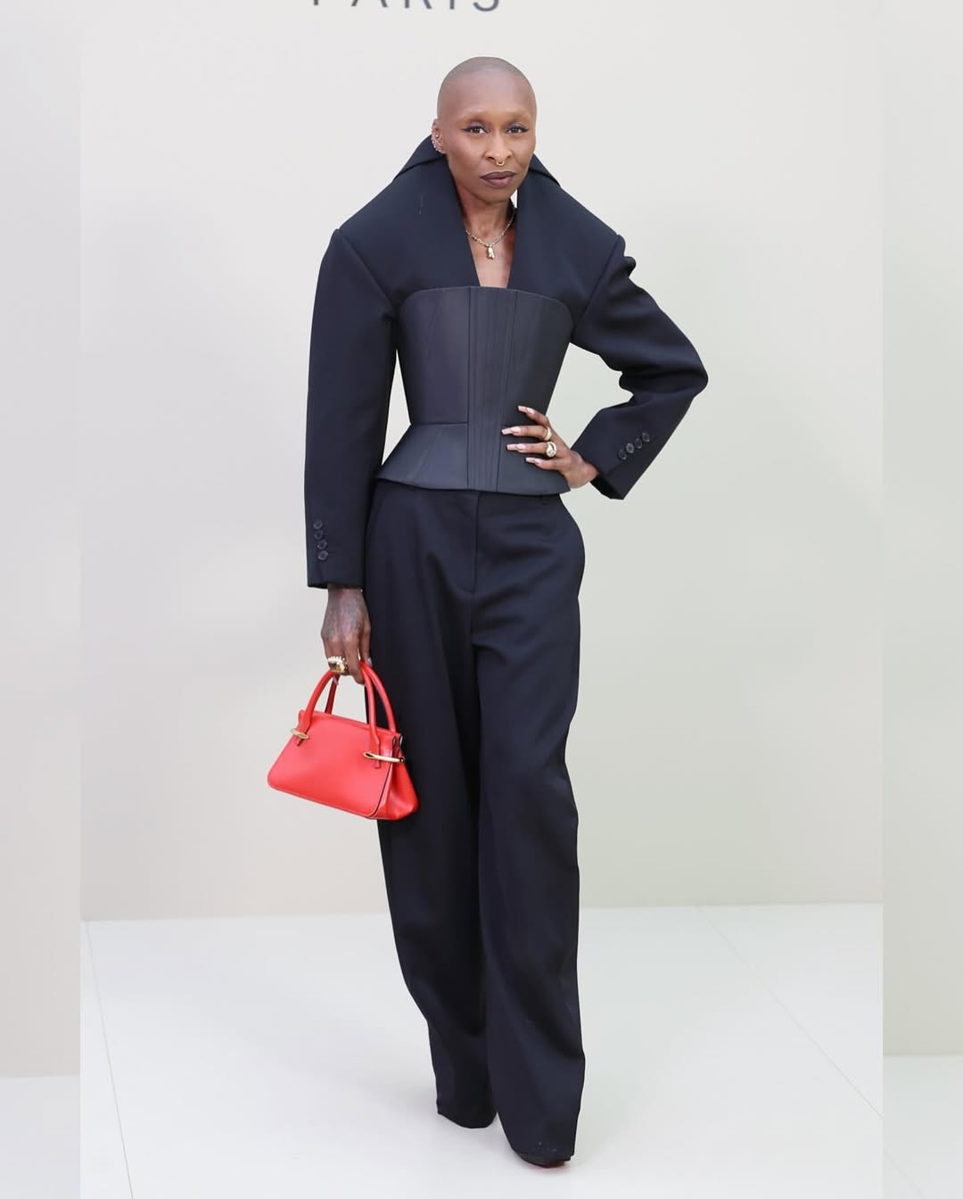 Синтия Эриво натыкается в драматический движущийся ансамбль в парижской моде -Week