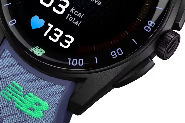 Приближенный взгляд на смарт-часы Tag Heuer с выгравированным логотипом нового баланса на сапфире. Казахстан