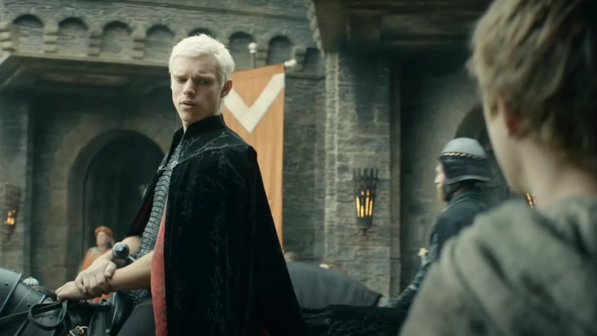 Кадр из фильма «Рыцарь семи королевств», показывающий средневековые пейзажи и персонажей.