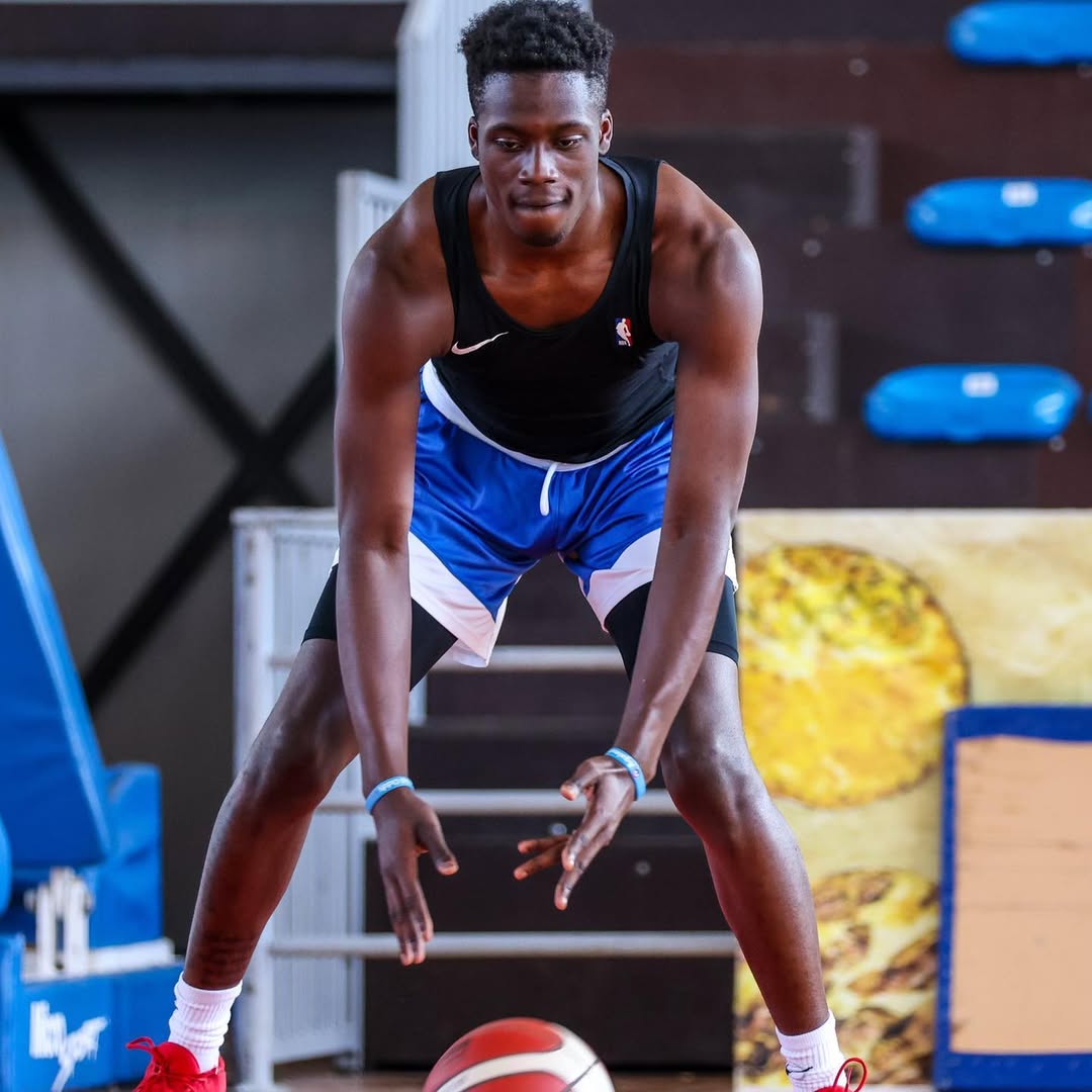 Алекс Адетокунбо сосредотачивается во время индивидуальной тренировки, демонстрируя свою преданность делу и подготовку.