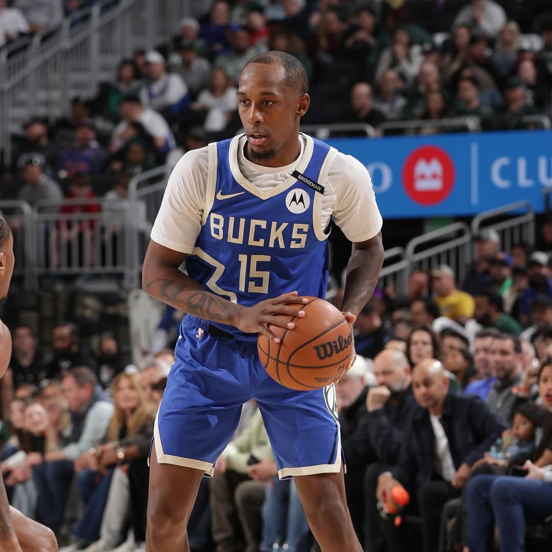 Джамари Буйе на площадке во время игры «Милуоки Бакс».