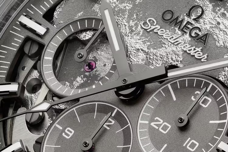 Крупный план Omega Speedmaster Grey Side of the Moon Apollo 8, издание