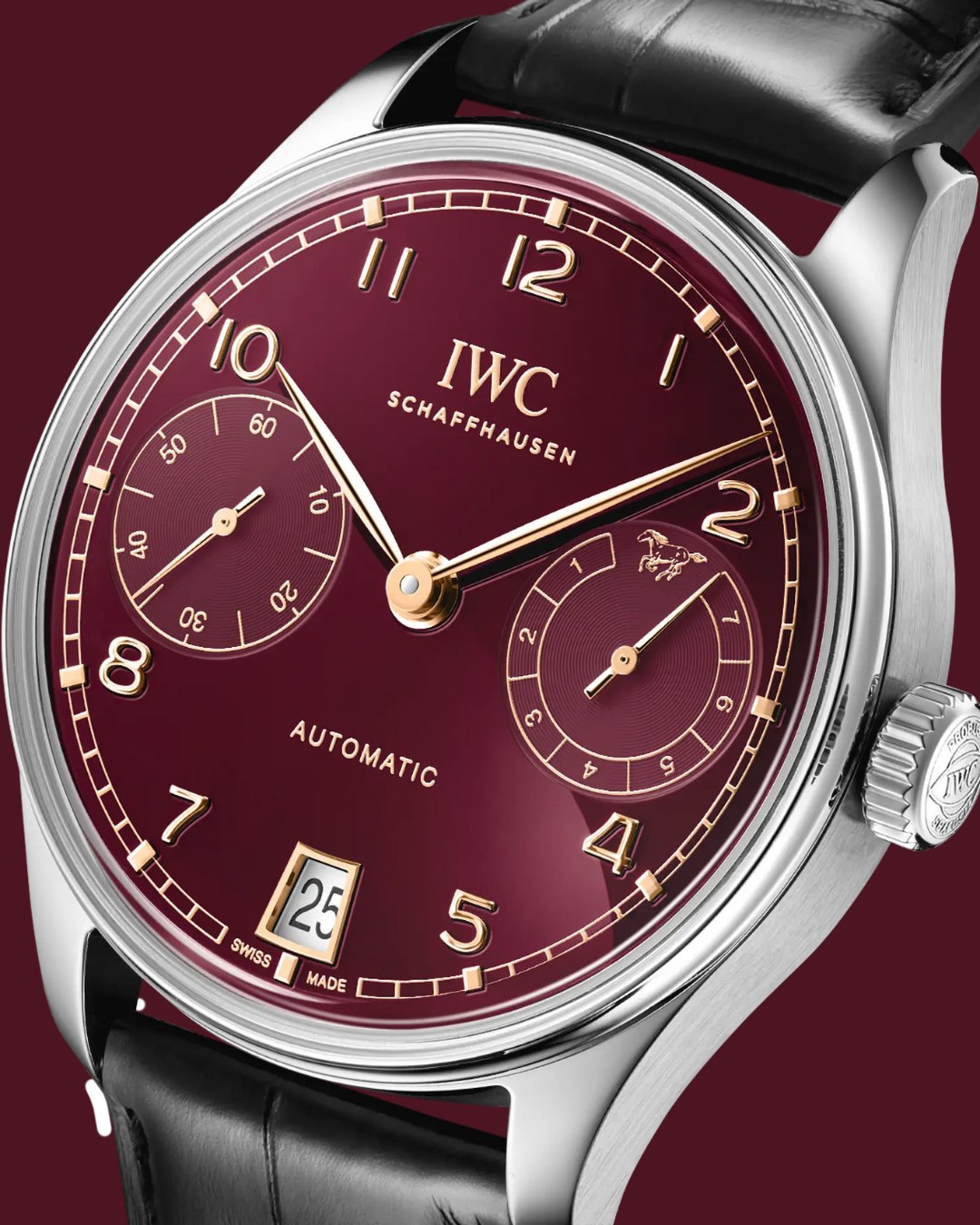Часы IWC Portugieser Year of the Horse с бордовым циферблатом и позолоченными стрелками из нержавеющей стали диаметром 42,4 мм.