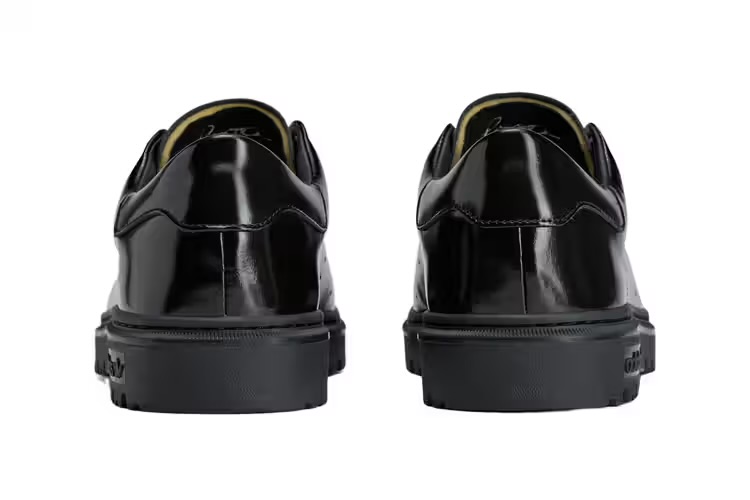 Вид сзади: логотип SpongeBob SquarePants x adidas на пятке кроссовок Stan Smith Freizeit.