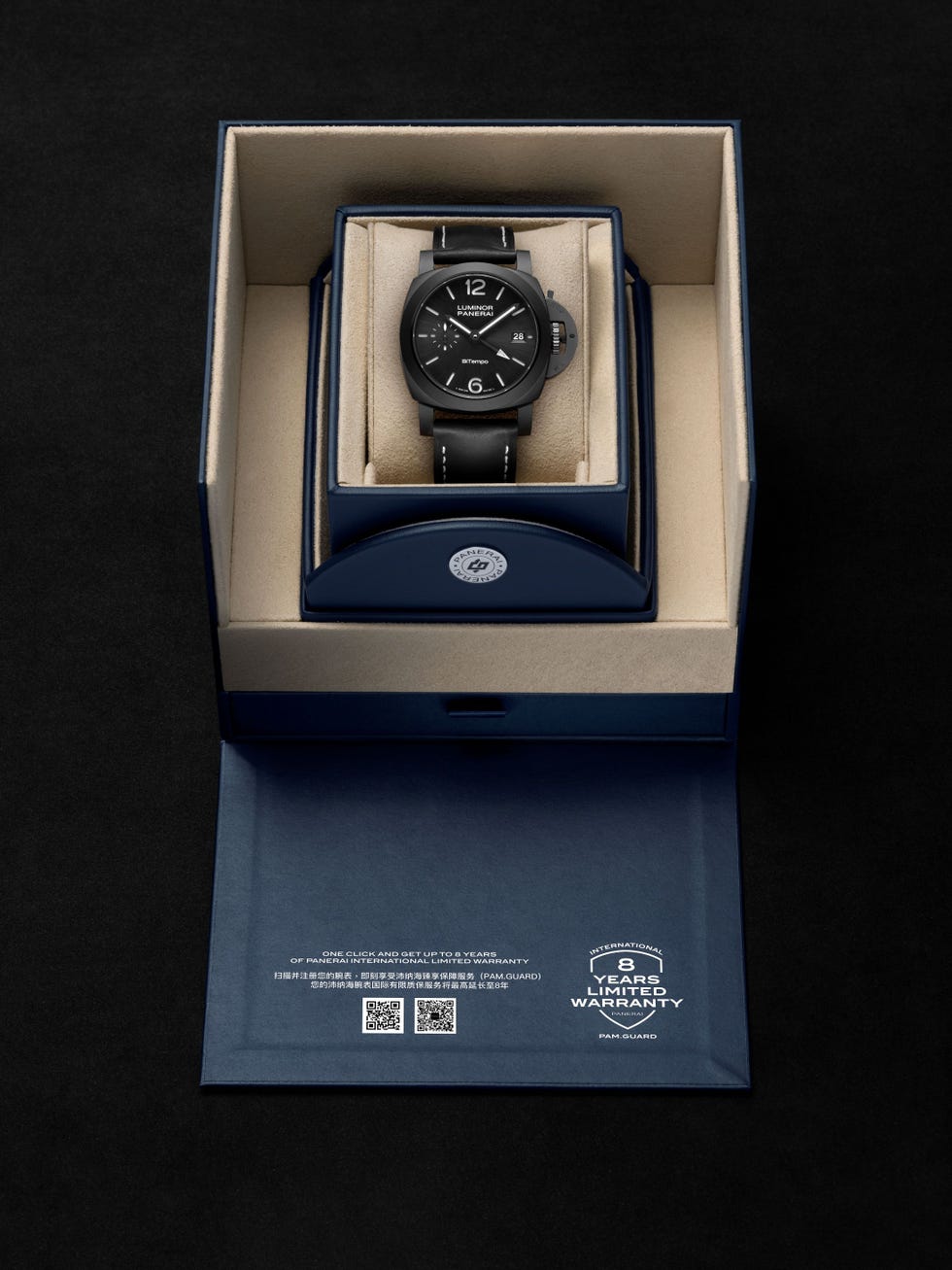 Часы Panerai Luminor GMT Ceramica в презентационном футляре.