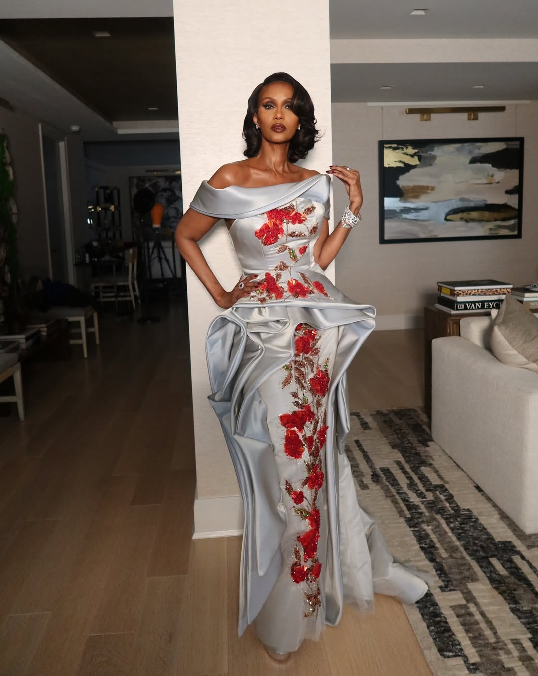 Иман в серебряном платье с открытыми плечами и красной цветочной вышивкой от Nardos Design осень 2025 на осеннем гала-концерте Американского театра балета.