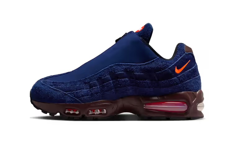 Молния Nike Air Max 95 цвета Loyal Blue с оранжевыми вставками на отражающей поверхности.