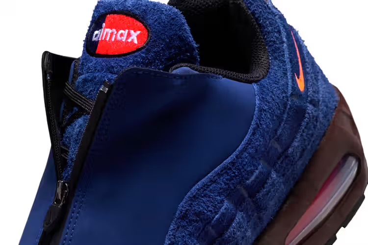 Детальный снимок язычка и бегунка молнии Nike Air Max 95 с мини-логотипом Swoosh.