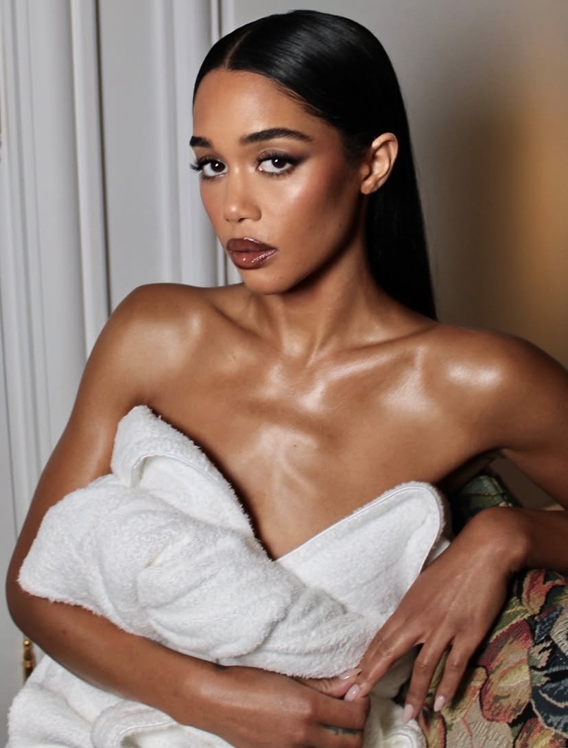 Лаура Харриер Эфирная скульптурная красота с яркими дымовыми глазами, коричневыми яркими губами и резного конца.