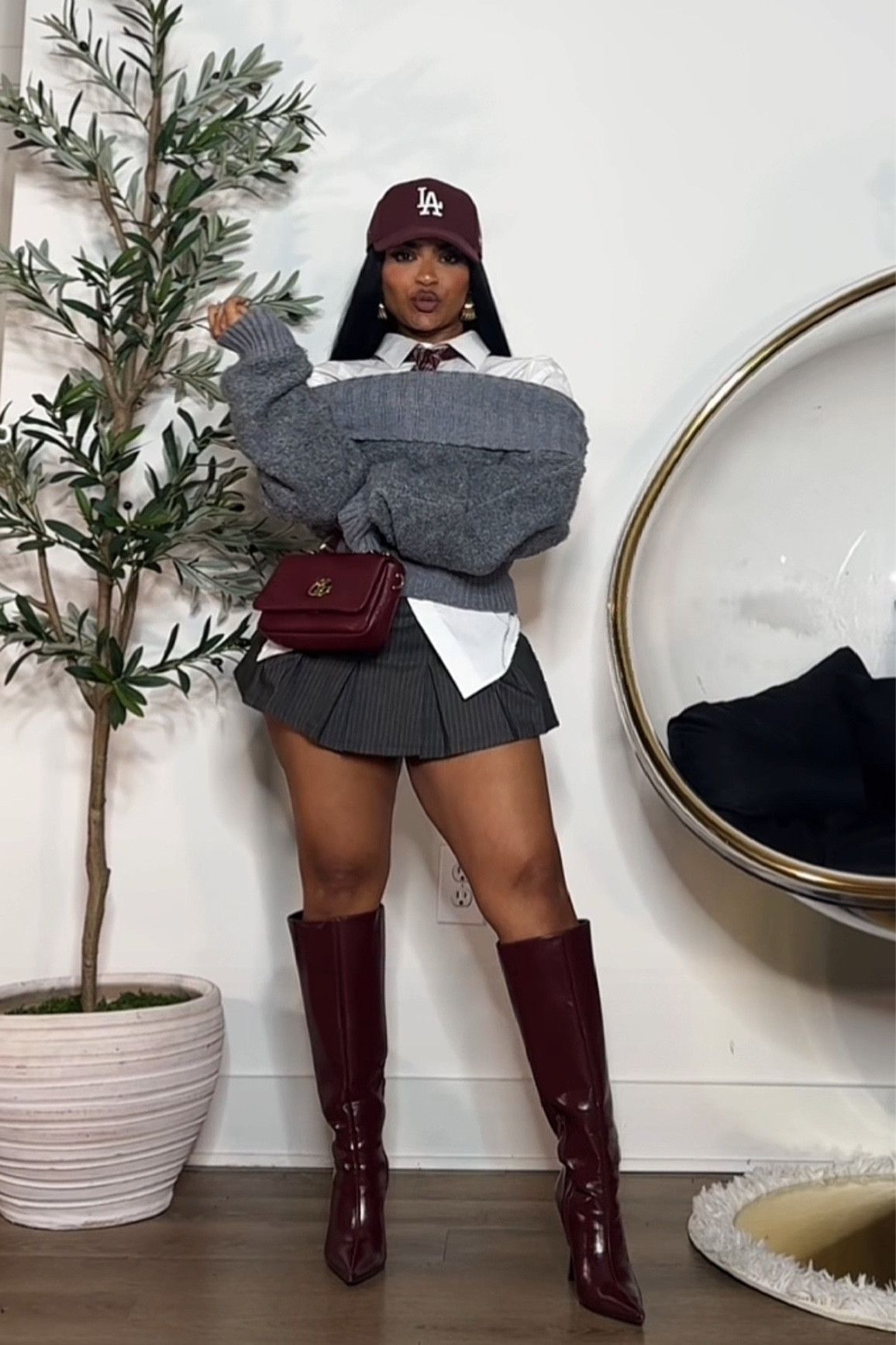 Уютный осенний наряд со свитером с открытыми плечами, надетым поверх рубашки.