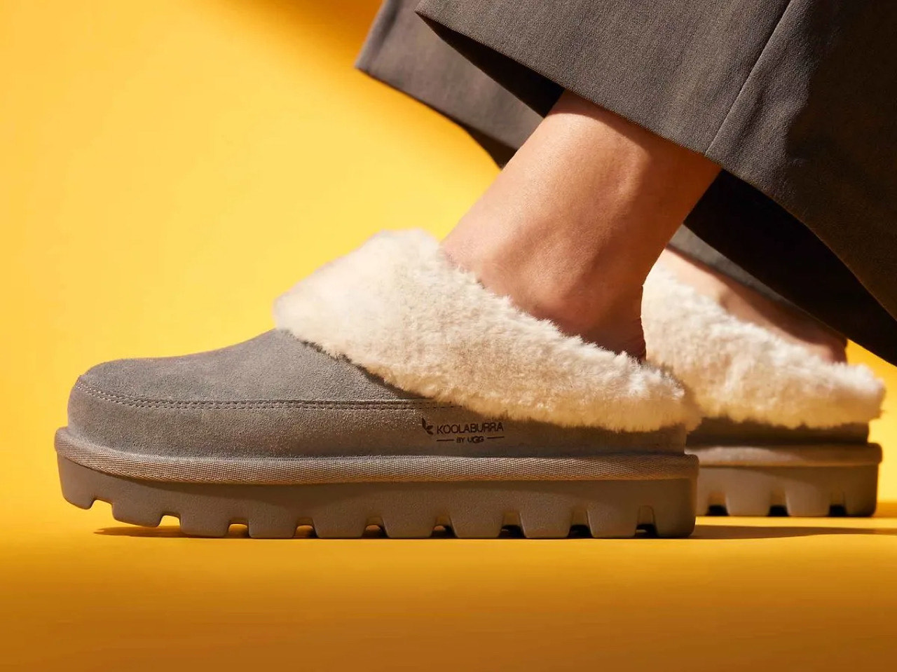 Крупный план угги Koolaburra by Ugg из бежевой замши рядом с классическими угги из овчины — сравнение Koolaburra By Ugg и Ugg