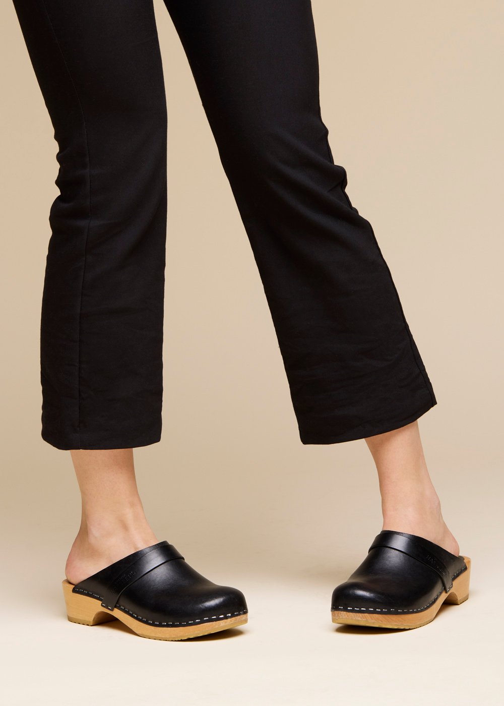 Традиционные черные носки в сочетании с брюками на заказ — сравнение тренерских вилок и традиционных вилок