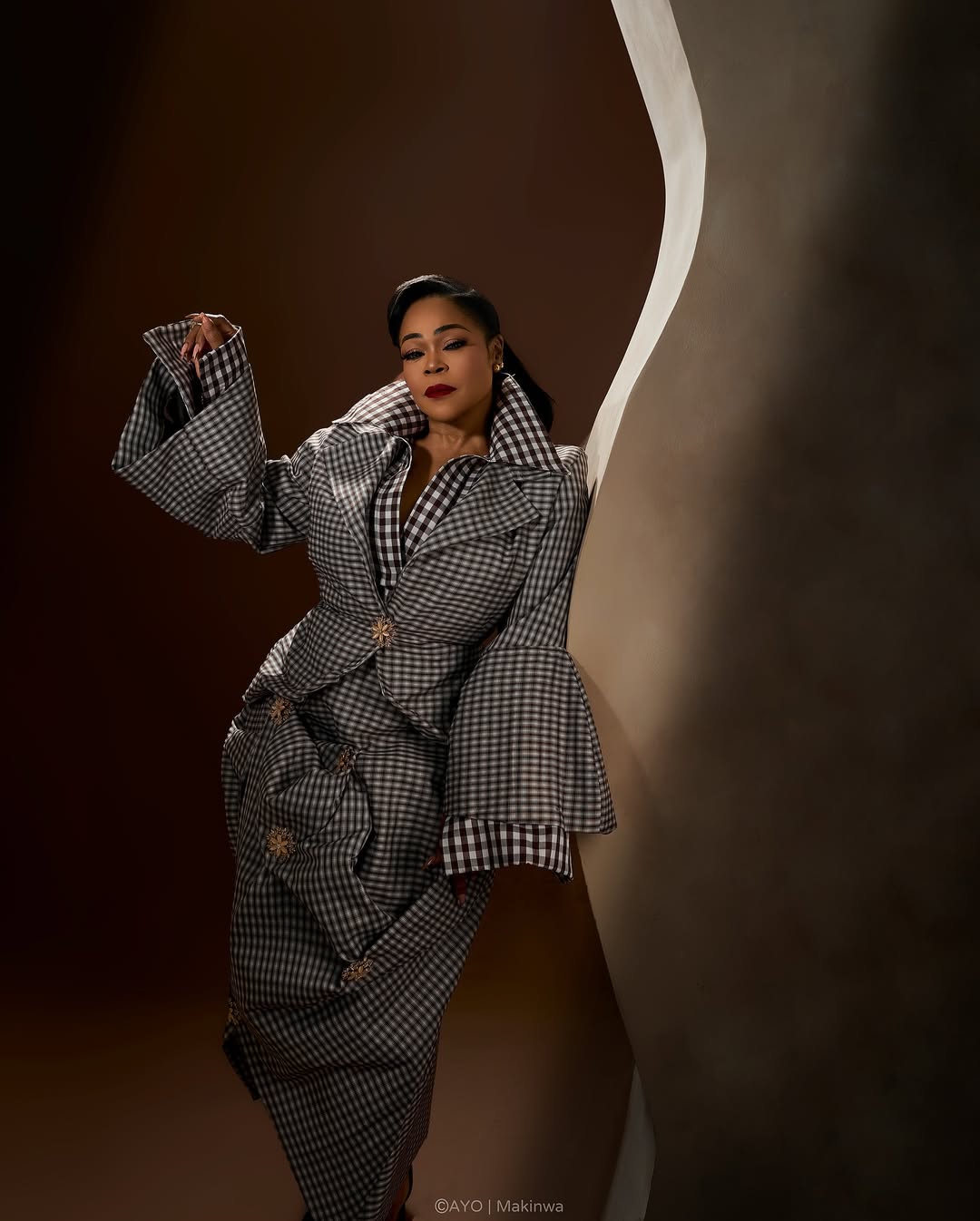 женщина использует моду как творческое самовыражение