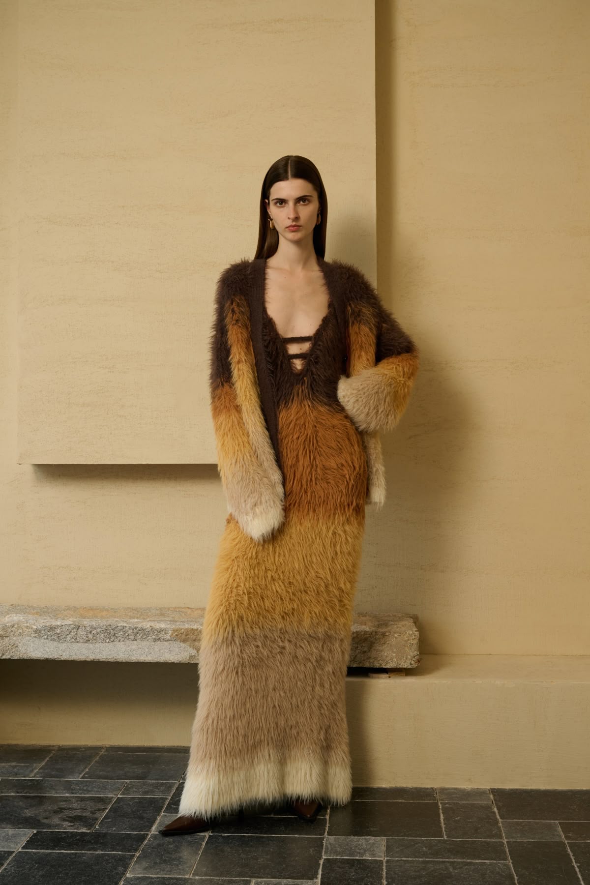 женщина в меховом платье и кардигане на осень