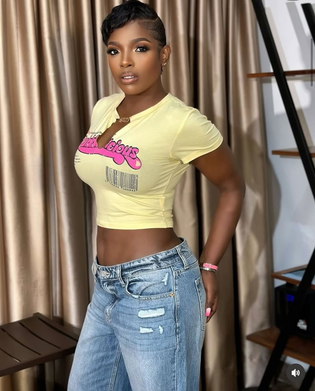 Женщина с поверхностной стрижкой пикси