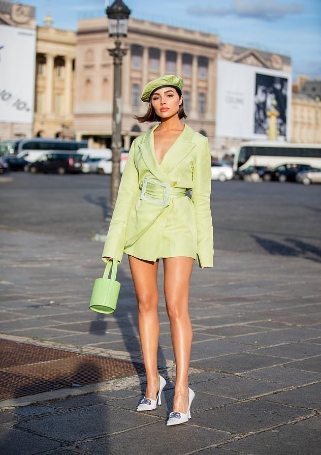 миниатюрная женщина в лимонном мини-платье-блейзере, кепке и сумке-ведре