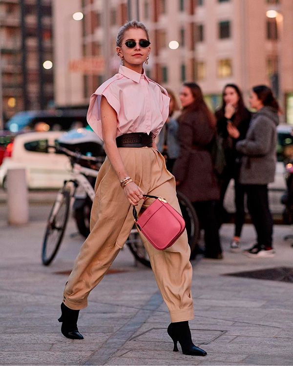 женщина в брюках цвета хаки и ботинках на каблуке