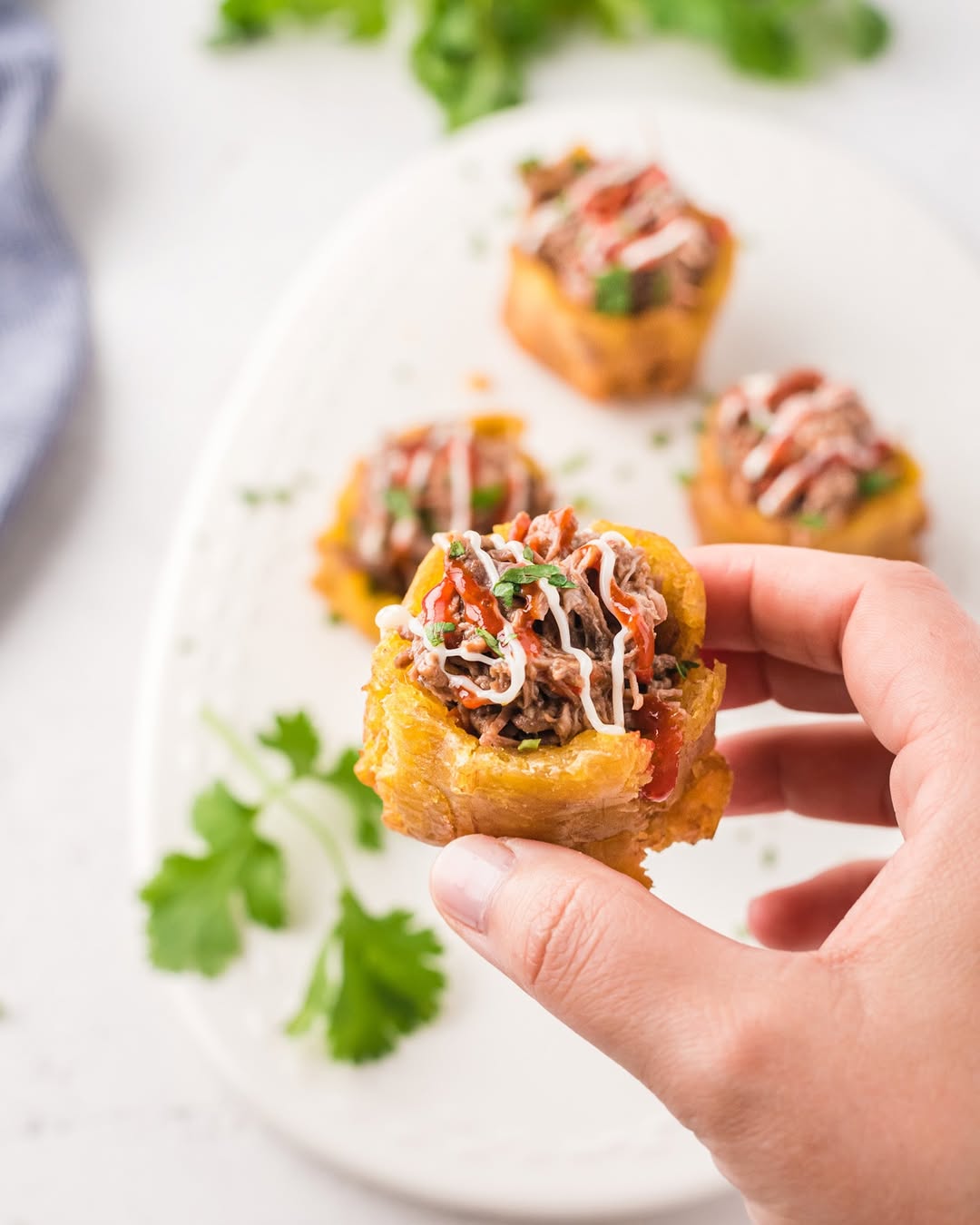 Женщина держит полные чашки подорожника - легкая закуска