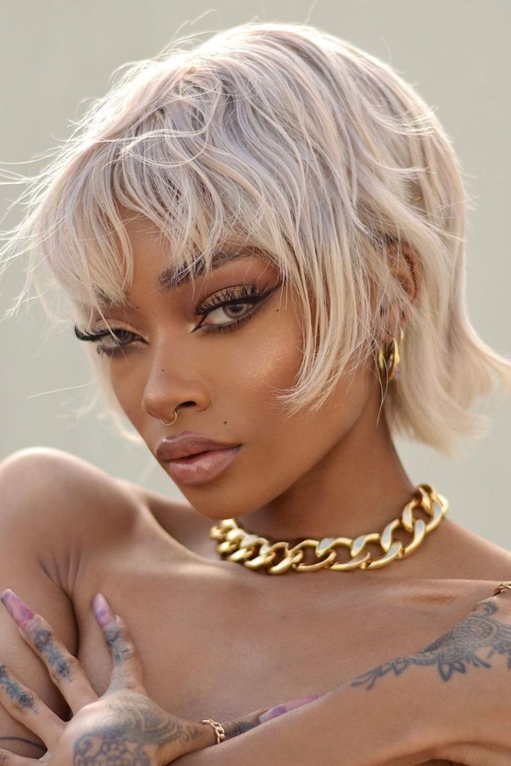 Женщина с плоской блондинкой с стрижкой пикси