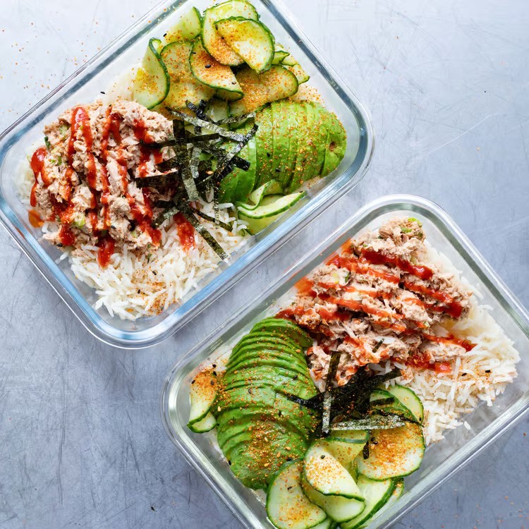 Острая тарелка риса с тунцом