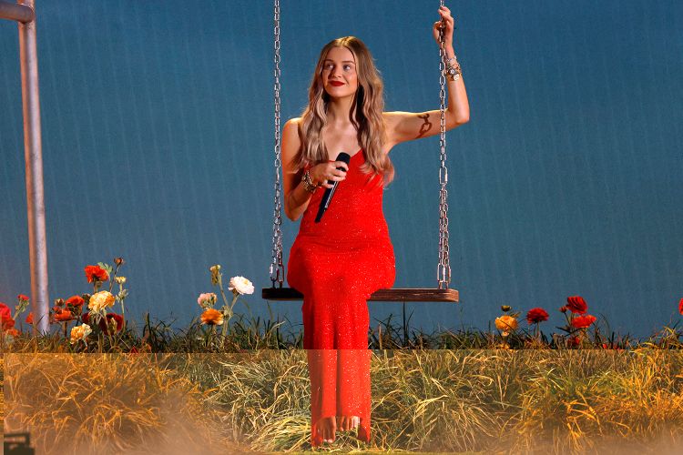 Kelsea Ballerini delivers a powerful live performance under golden stage lights at the CMA Awards 2025.
