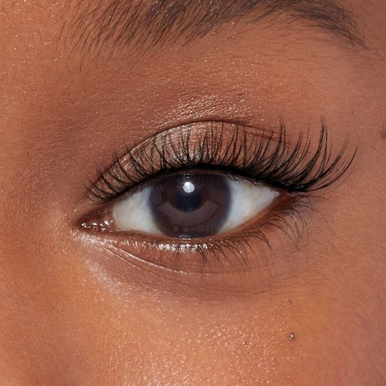 Close-up of flattering lash styles for all eye shapes on round eyes