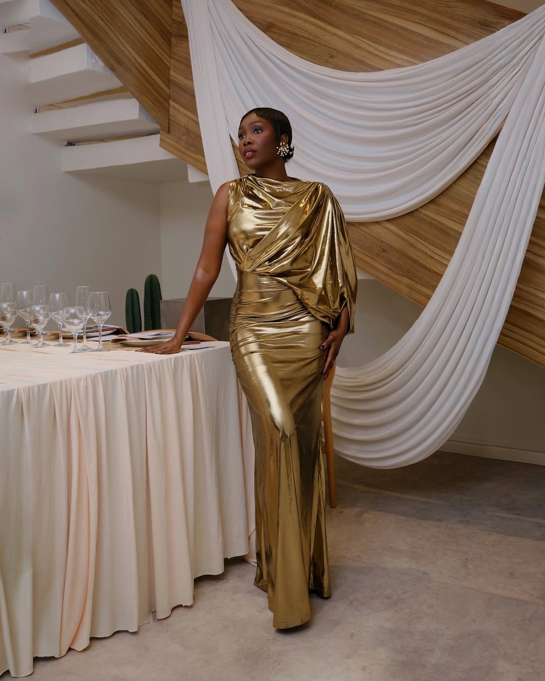 womanw earing gold metallic fashion dress in christmas colors