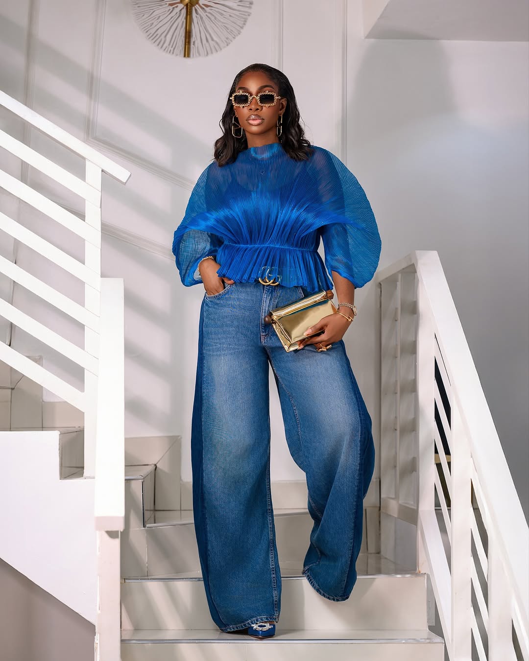 женщина в джинсах, синем топе и синих туфлях