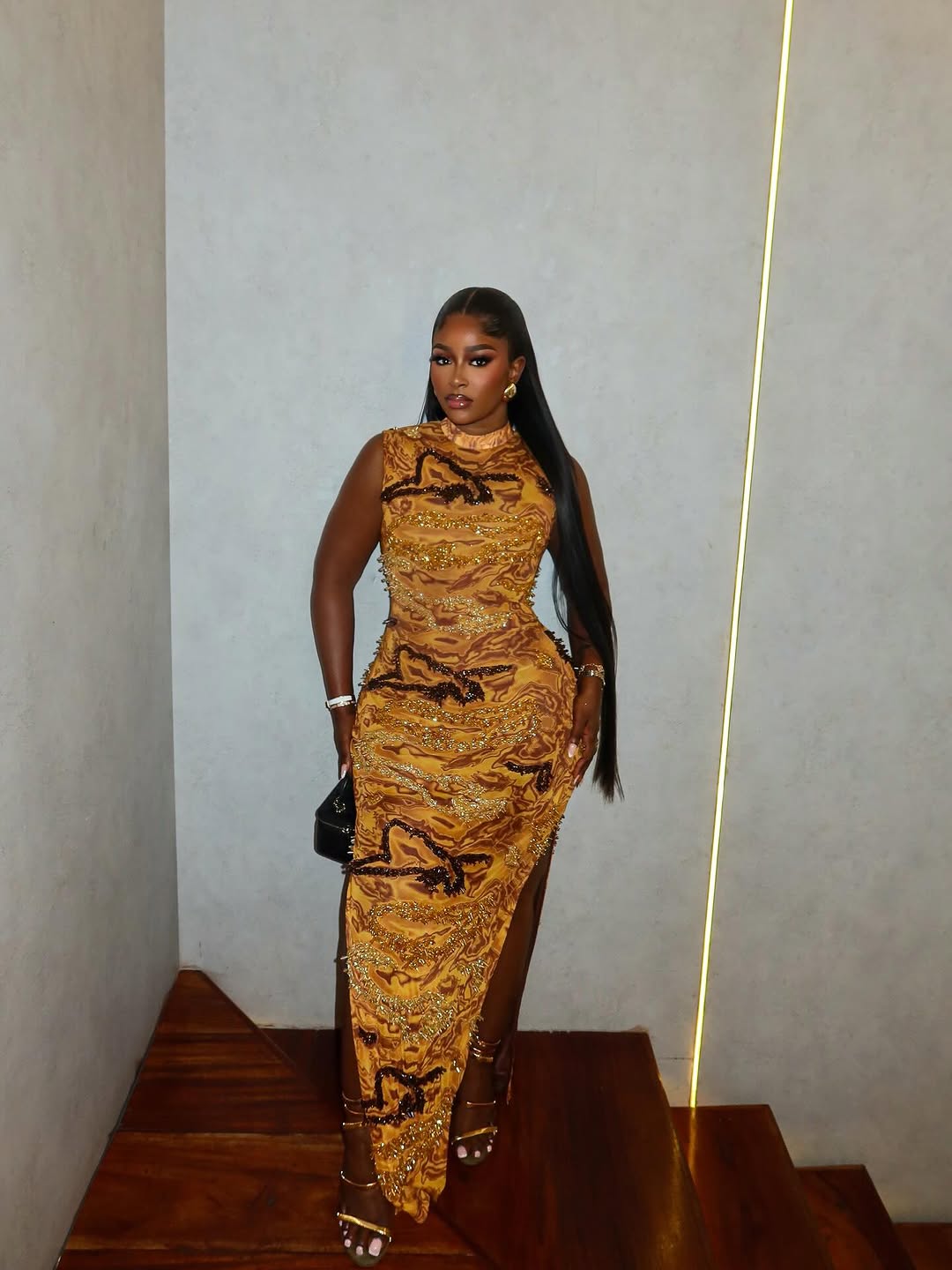 женщина в золотом платье